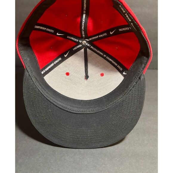 Red & Black Nike Snapback Hat – Structured, Adjustable OSFM, Classic Swoosh Logo - Picture 4 of 4